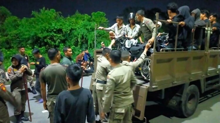 15 remaja 'digaruk' Satpol PP karena nekat melakukan aksi balapan di belakang Kantor Wali Kota. (Foto: Dok. Satpol PP Padang)