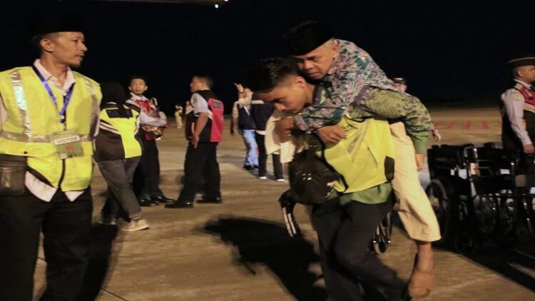Ilustrasi jemaah haji kloter 1 Embarkasi Padang bertolak menuju Madinah dari BIM. (Foto: Dok. Kemenag Sumbar)