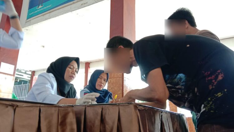 Antisipasi Peredaran Narkoba di Lapas Kelas IIA Padang, Ratusan Napi Dites Urine 1 Sejumlah narapidana Lapas Kelas IIA Padang tes urine pada Senin (5/6/2023) siang. (Foto: Dok. Radarsumbar.com)