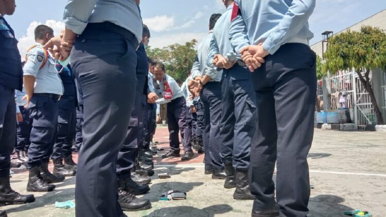 Kalapas Padang Sebut Ada Oknum Anggota Selundupkan Ponsel untuk Tahanan 1 Kepala Lapas Kelas IIA Padang, Era Wiharto melakukan pemeriksaan fisik langsung sejumlah anggotanya. (Foto: Dok. Radarsumbar.com)
