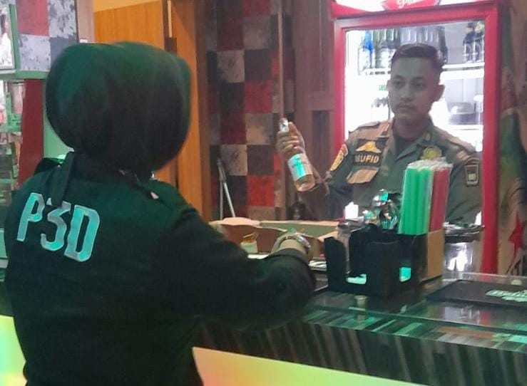 Jual Miras, Satpol PP Panggil Pemilik Kafe di Padang 1 Petugas menyita miras di salah satu tempat karaoke Kota Padang. (Foto: Dok. Satpol PP)