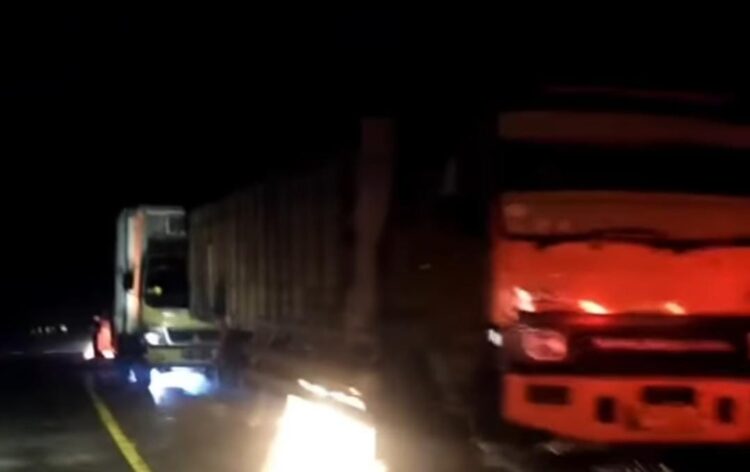 Jalan di Panorama II Sitinjau Lauik alami kemacetan akibat tumpahan minyak CPO. (Foto: Dok. Istimewa)