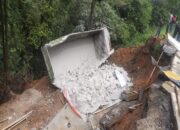 Tak Kuat Menanjak, Truk Masuk Jurang di Sitinjau Lauik