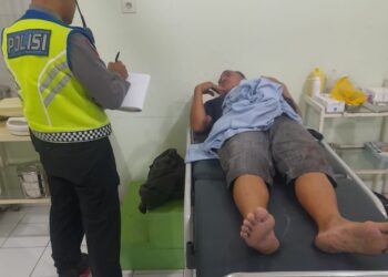 Truk Bermuatan Roti Terjun ke Sungai di Sitinjau Lauik, Sopir Terluka