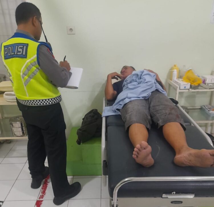 Truk Bermuatan Roti Terjun ke Sungai di Sitinjau Lauik, Sopir Terluka 1 Sopir truk mendapatkan perawatan di rumah sakit usai truk yang dikemudikan masuk sungai di Sitinjau Lauik. (Foto: Dok. Istimewa)