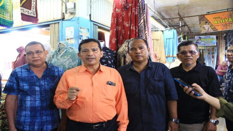 Pastikan Aksi Tutup Toko Massal, Pedagang Pasar Raya Padang Tunggu Perintah Pengurus 1 Sejumlah pedagang toko Pasar Raya menyatakan siap tutup massal mendesak pencabutan Perwako Padang Nomor 438 Tahun 2018. (Foto: Dok. Radarsumbar.com)