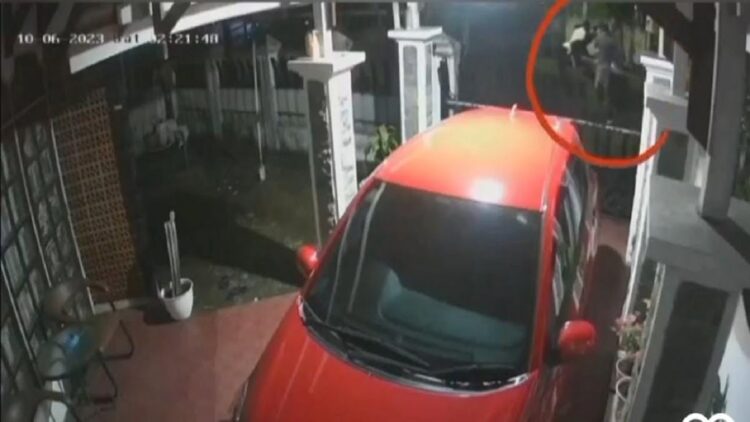 Aksi komplotan garong motor di Padang terekam CCTV. (Foto: Dok. Istimewa)