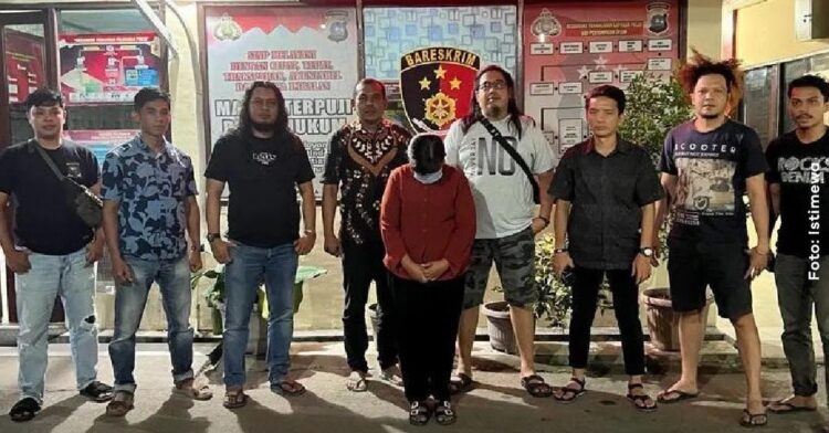 Jadi Muncikari, Seorang IRT di Solok Diciduk Polisi 1 Seorang IRT di Kabupaten Solok ditangkap polisi karena berprofesi sebagai muncikari. (Foto: Dok. Istimewa)
