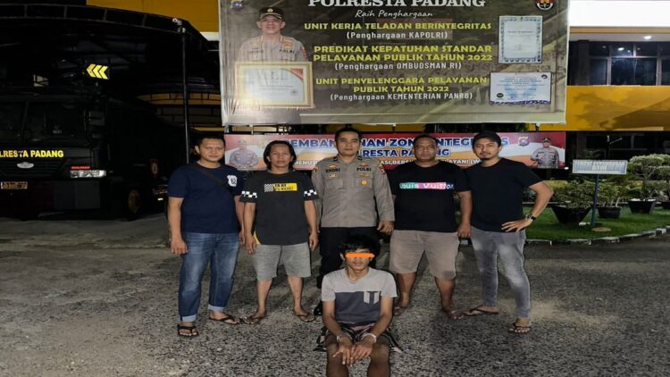 Cemburu, Sopir Angkot di Padang Aniaya Anak Tiri yang masih Balita 1 Polresta Padang menangkap seorang pria karena menganiaya anak tirinya. (Foto: Dok. Istimewa)