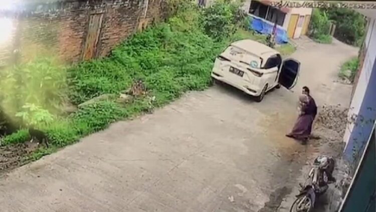 Tangkapan layar kejadian penculikan yang digagalkan warga di Perumahan Urban 8, Kecamatan Lubukbegalung, Kota Padang. (Foto: Tangkapan Layar)