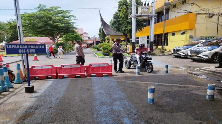 Polresta Padang Imbau Penyandang Disabilitas Miliki SIM saat Berkendara, Begini Cara Bikinnya 1 Proses pembuatan SIM bagi penyandang disabilitas. (Foto: Dok. Istimewa)