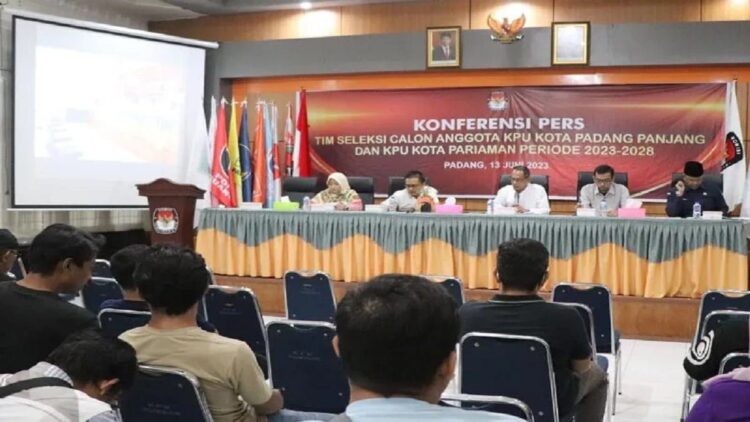 Bawaslu Sumbar menggelar sidang putusan laporan Partai Garuda di Padang, Selasa (13/6/2023). ANTARA/HO-Dokpri