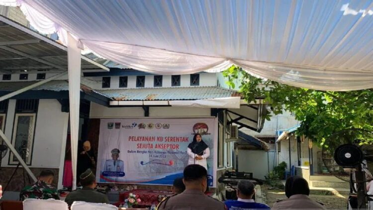 Kepala Perwakilan BKKBN Sumbar Fatmawati saat meresmikan Layanan Sejuta Akseptor KB di Padang, Rabu (ANTARA/Mario Sofia Nasution)