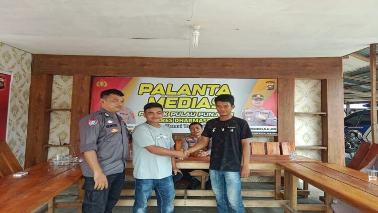 Polres Dharmasraya Terapkan Restorative Justice dalam Kasus Penganiayaan 1 Jalan damai antara pelaku dan korban penganiayaan di Pulau Punjung beberapa waktu lalu. (Foto: Dok. Polres Dharmasraya)