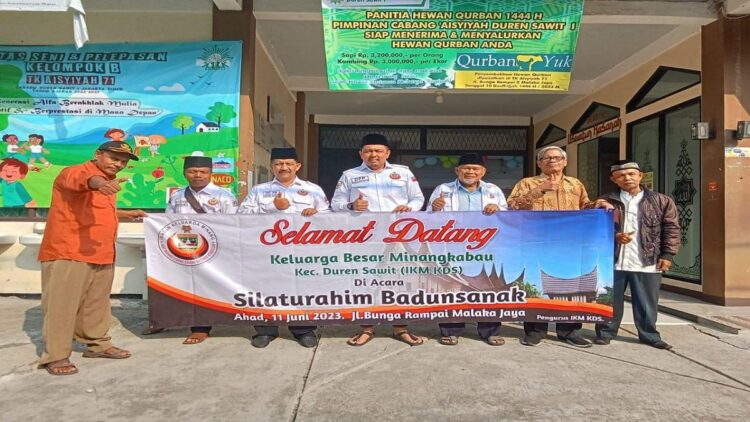 Mudahkan Pendataan, Braditi Moulevey Minta IKM Duren Sawit segera Bentuk Pengurus Ranting 1 Braditi Moulevey menghadiri acara halalbihalal dengan pengurus DPC Ikatan Keluarga Minang (IKM) Duren Sawit, Jakarta Timur, Minggu (11/6/2023). (Foto: Dok. Istimewa)