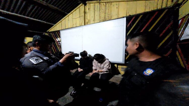 Penertiban pasangan lawan jenis luar nikah yang berada di dalam indekos pada Selasa (13/6/2023) malam. (Foto: Dok. Satpol PP Padang)
