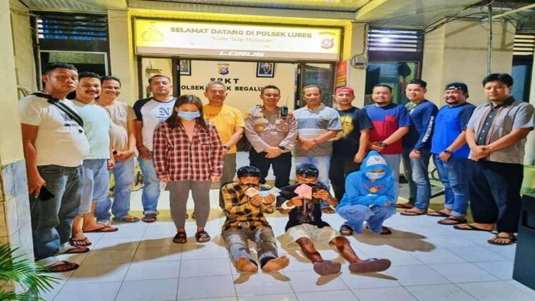 Praktik Prostitusi Online Digerebek Warga di Padang, Tiga Orang Diamankan 1 Polsek Lubukbegalung mengamankan tiga orang diduga tersangkut kasus prostitusi online. (Foto: Dok. Istimewa)