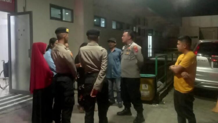 Personel Polsek Kototangah melihat korban di Rumah Sakit Hermina. (Foto: Dok. Istimewa)