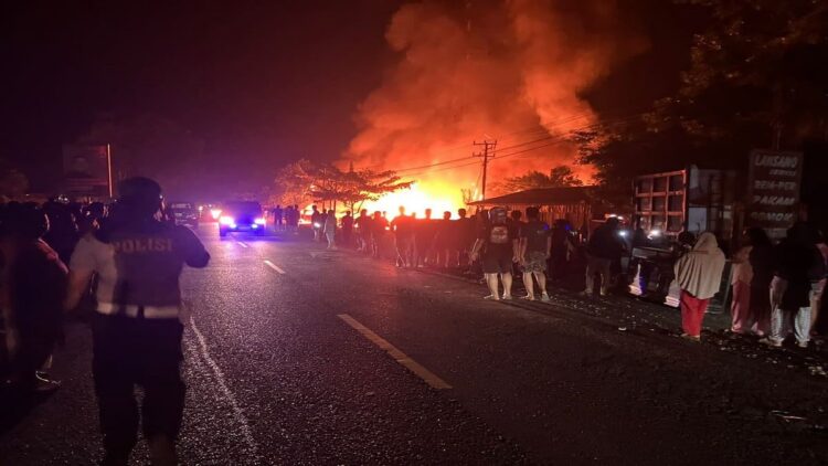 Kebakaran rumah dan warung menghanguskan sejumlah harta benda di Dharmasraya. (Foto: Dok. Polres Dharmasraya)