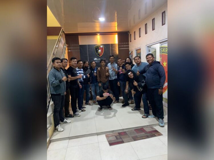 Diduga jadi Muncikari LGBT, Seorang Pemuda asal Bukittinggi Diciduk Polisi 1 Penangkapan pelaku dan korban muncikari LGBT pada Rabu (14/6/2023) dini hari. (Foto: Dok. Polresta Bukittinggi)