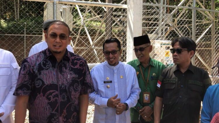 Pengecekan BTS oleh Anggota DPR RI Andre Rosiade, Bupati Tanahdatar Eka Putra dan sejumlah rombongan di Jorong Sungai Salak, Nagari Koto Tangah. (Foto: Dok. Radarsumbar.com)
