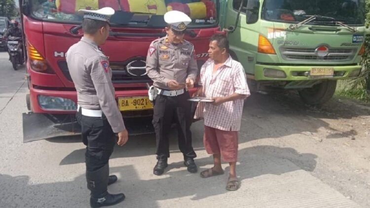 Unit BM Satlanta Polresta Padang mengamankan truk yang kelebihan muatan di kawasan Sitinjau Lauik. (Foto: Dok. Istimewa)