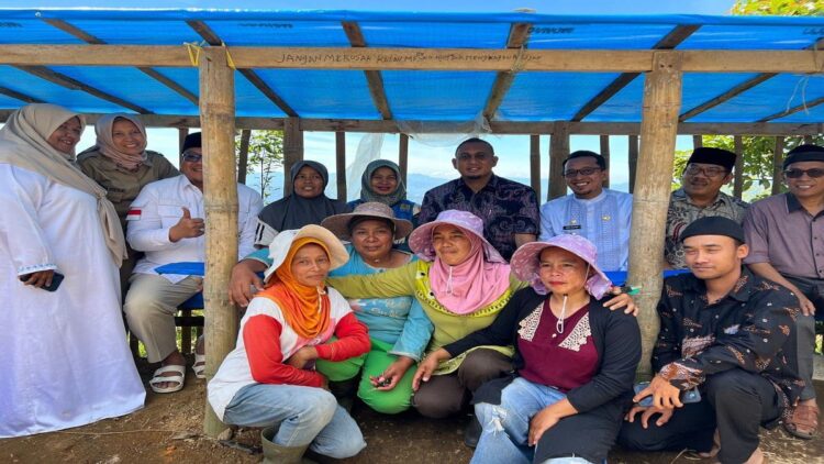 Curhat Emak-emak di Pelosok Tanahdatar ke Andre Rosiade, Ngaku Hidup tanpa Listrik Puluhan Tahun 1 Anggota DPR RI, Andre Rosiade bersama Bupati Tanahdatar, Eka Putra dan rombongan meninjau lokasi baru pemasangan instalasi listrik di salah satu kawasan Tanahdatar. (Foto: Dok. Tim AR)