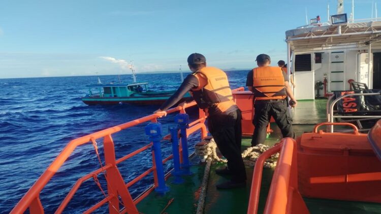 Evakuasi kapal nelayan yang mengalami mati mesin di perairan Kepulauan Mentawai. (Foto: Dok. Basarnas)