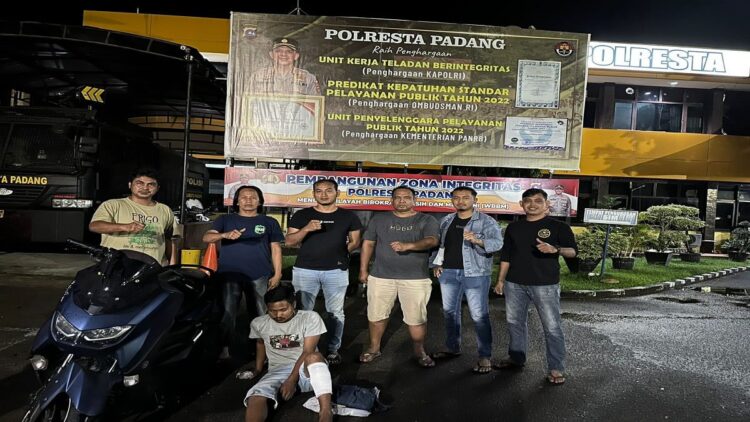 Tim Klewang Satreskrim Polresta Padang menangkap pelaku pencurian kendaraan bermotor. (Foto: Dok. Istimewa)