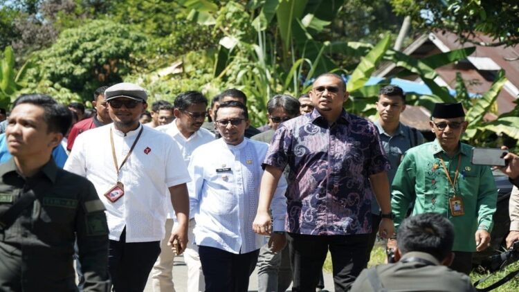 Perjuangkan Sinyal, Listrik dan Gas, Andre Rosiade Solusi untuk Sumbar 1 Anggota DPR RI asal Sumbar Andre Rosiade dalam kunjungan kerja ke Kabupaten Tanahdatar. (Foto: Dok. Istimewa)