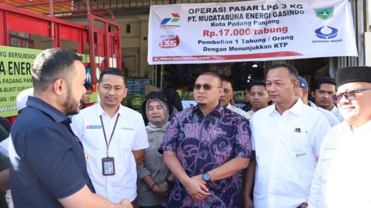 Anggota DPR RI Andre Rosiade saat kunjungan ke Padangpanjang. Andre memastikan pasokan gas elpiji tersedia di tengah masyarakat Sumbar. (Foto: Dok. Istimewa)
