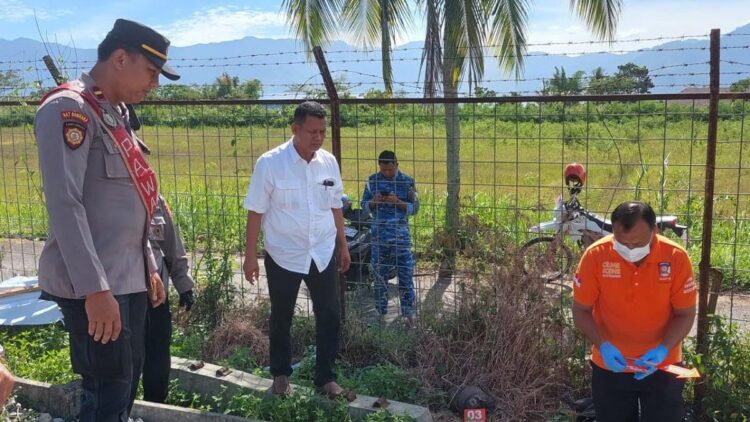 Sesosok Mayat tanpa Identitas Ditemukan di Pinggir Rel KA di Padang, Diduga ODGJ 1 Polisi melakukan olah TKP penemuan mayat di pinggir rel kereta api di kawasan Kototangah, Kota Padang. (Foto: Dok. Istimewa)