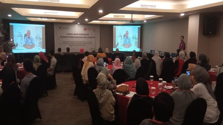 Anggota DPR RI asal Sumatra Barat (Sumbar) Andre Rosiade membuka secara virtual Sosialisasi Kebijakan Sarana Perdagangan dan Logistik di Hotel Mercure Padang, Senin (19/6/2023). (Foto: Adiyansyah Lubis/radarsumbar.com)