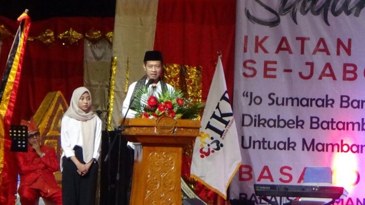 Ketua Umum IKB Mel Sofyan memberikan sambutan saat silaturahmi akbar di Balai Sudirman, Jakarta pada Minggu (18/6/2023).