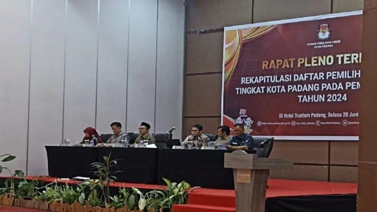 KPU Kota Padang saat menetapkan Rekapitulasi Daftar Pemilih Tetap di Padang untuk Pemilu 2024. ANTARA/Dokumen Pribadi