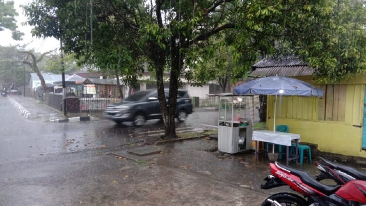 Hujan deras di Kota Padang pada Jumat (23/6/2023) siang. (Foto: Dok. Radarsumbar.com)