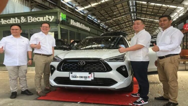 ABM Sumatera Barat Cevano, Kepala Cabang Toyota Intecom Padang Tjen Immanuel, Kacab Auto 2000 Bypass Tony Susanto dan Kacab Auto 2000 Bukittinggi Lim Beny resmi meluncurkan produk terbaru Toyota di Sumatera Barat yakni All New Yaris Cross di Fabriek Bloc Tabing Kota Padang, Sabtu. (ANTARA/HO Dokumen Pribadi)