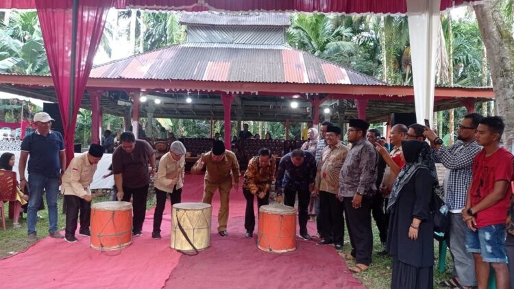 Lestarikan Budaya, Festival Tambua Basa se-Kecamatan di Padangpariaman-Pariaman Digelar 1 Festival Tambua Tasa UPTD Taman Budaya Sumbar antar kecamatan se-Kabupaten Padangpariaman dan Kota Pariaman resmi dibuka. (Foto: Dok. Humas Taman Budaya Sumbar)