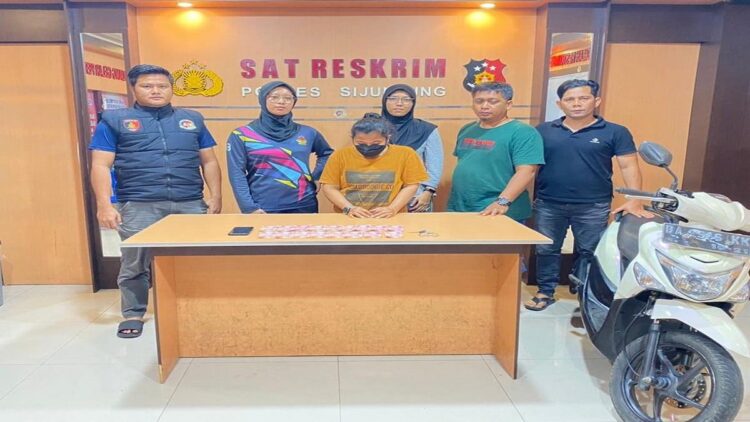 Kasat Reskrim Polres Sijunjung AKP Abdul Kadir Jailani menangkap pelaku perdagangan manusia di Sijunjung. (Foto: Dok. Istimewa)