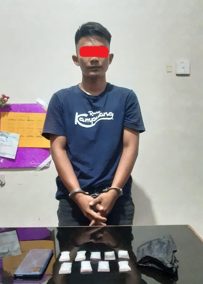 Polisi di Padangpariaman Gerebek Rumah Seorang Buruh, 9 Paket Sabu Diamankan 1 Polisi menangkap pengedar narkoba di wilayah hukum Polres Padangpariaman. (Foto: Dok. Istimewa)