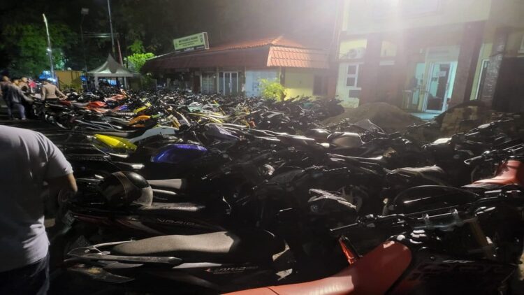 Melanggar, Polresta Padang Tindak Ratusan Kendaraan 1 Ratusan kendaraan yang ditindak usai dirazia oleh Polresta Padang. (Foto: Dok.Istimewa)