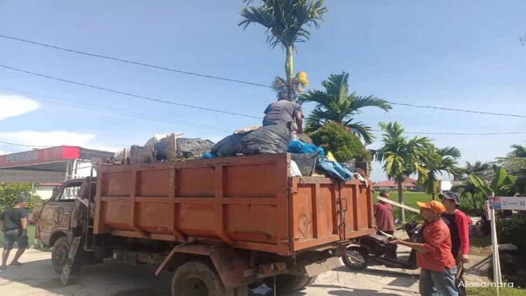 Warga Kompleks Permata Surau Gadang (PSG) RT 07/01 Kelurahan Surau Gadang, Kecamatan Nanggalo, Kota Padang mengadakan kegiatan gotong royong, Minggu (25/6/2023) (Foto: Dok. Istimewa)