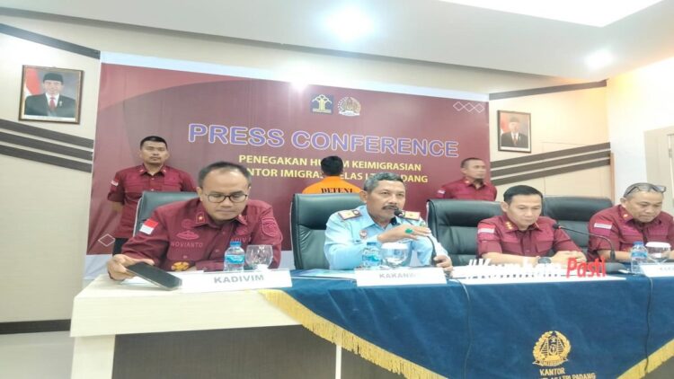 Kantor Imigrasi Kelas I TPI Padang melaksanakan jumpa pers terkait kinerja Imigrasi selama Januari-Juni 2023. (Foto: Dok. Istimewa)