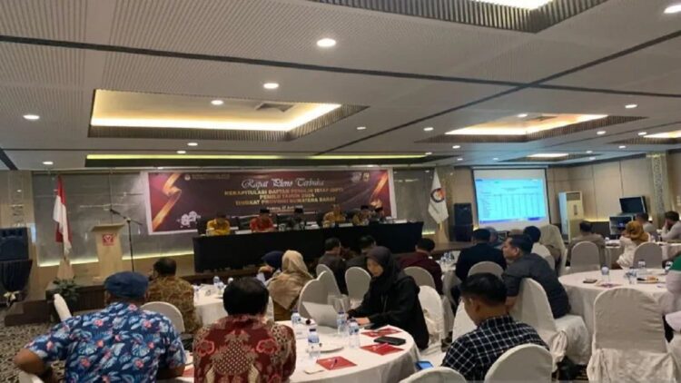 Rapat Pleno Penetapan Daftar Pemilih Tetap (DPT) Pemilu 2024 yang digelar oleh KPU Provinsi Sumatera Barat di Padang, Selasa (27/6/2023). ANTARA/Mario Sofia Nasution