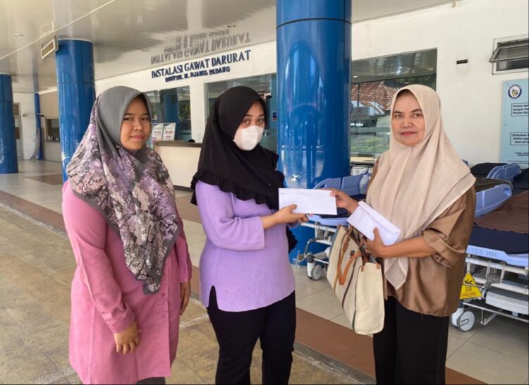 Wakil Ketua DPD Gerindra Sumbar Nurhaida didampingi Wakil Sekretaris Rina Shintya menyerahkan bantuan dari Andre Rosiade untuk Aina melalui kakak kandungnya Anjely Maharani. (Foto: Dok. Istimewa)