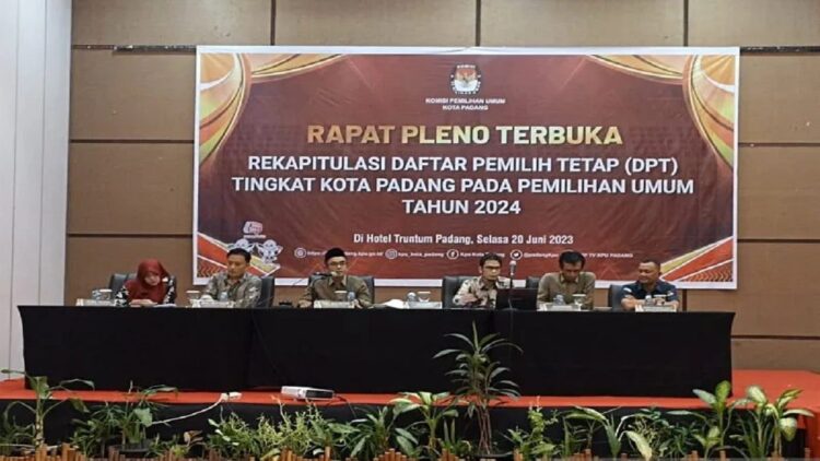 DPT Kota Padang di Pemilu 2024 sebanyak 666.178 Orang 1 KPU Kota Padang melakukan Rapat Pleno Rekapitulasi Daftar Pemilih Tetap (DPT) untuk Pemilu 2024 di Padang, Sumbar, Selasa (20/6/2023). ANTARA/Mario Sofia Nasution