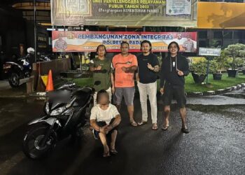 Pelaku pencurian dan penggelapan motor seorang tukang parkir ditangkap Tim Klewang. (Foto: Dok. Polresta Padang)
