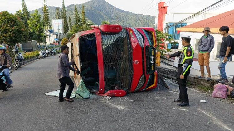 Bus Sipirok Nauli Kembali Kecelakaan di Padang Panjang, Ini Rekam Jejak Insidennya 1 Bus Sipirok Nauli kecelakaan di Bukit Surungan pada Sabtu (17/6/2023) pagi. (Foto: Dok. Polres Padang Panjang)