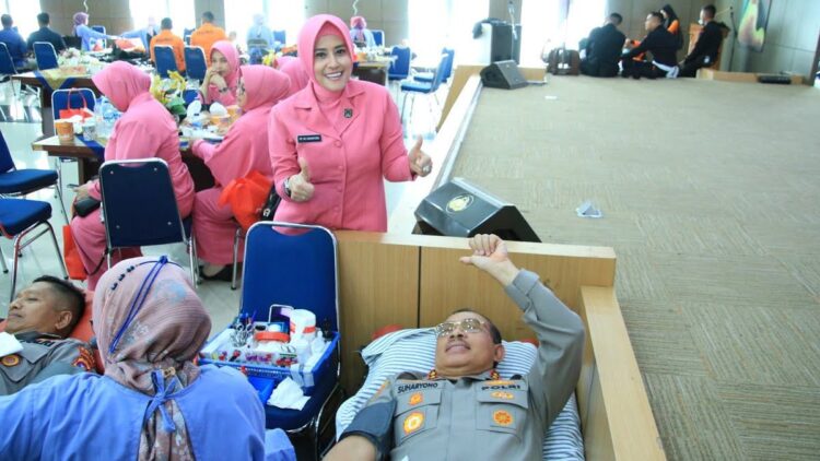 Sambut Hari Bhayangkara ke-77, Polda Sumbar Gelar Bhakti Sosial Donor Darah 1 Kapolda Sumbar ikut menjadi peserta donor darah dalam rangka HUT Bhayangkara ke-77. (dok. Bidhumas)