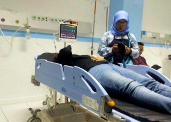 Emak-emak korban pemukulan di Pasar Raya Padang dilarikan ke rumah sakit. (Foto: Dok. KPP)